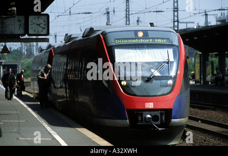 Locale treno passeggeri a Dusseldorf a Cologne Deutz stazione ferroviaria, Colonia, nella Renania settentrionale-Vestfalia (Germania). Foto Stock