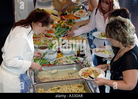 Le persone a un buffet Foto Stock