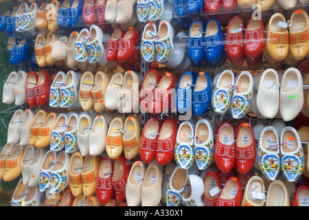 Intasamento di legno di scarpe in vetrina di un negozio ad Amsterdam, nei Paesi Bassi, l'Europa. Foto Stock