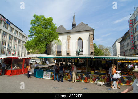 Pressione di stallo di mercato sul mercato nella zona pedonale di Essen street Kettwiger Straße nella parte anteriore del mercato Marktkirche Foto Stock