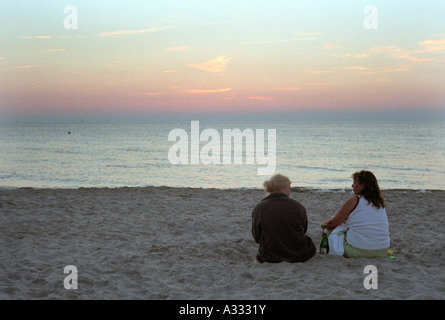 Due donne seduto sulla spiaggia, Markgrafenheide, Germania Foto Stock