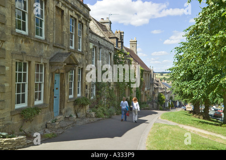 Case di pietra di rivestimento del High Street in Cotswold città di Burford, Oxfordshire Foto Stock