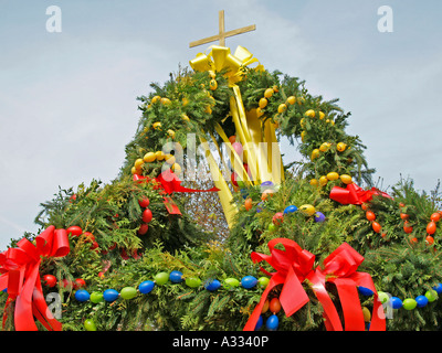 Decorazione per Pasqua un ben fontana decorata con festoni e ghirlande di vistosi le uova in diversi colori Foto Stock