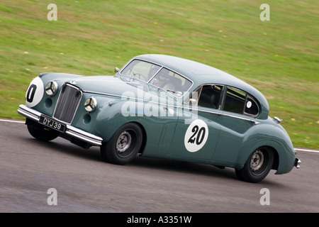 1954 Jaguar Mk VII durante la St Marys Trophy gara a Goodwood, Sussex, Regno Unito. Foto Stock