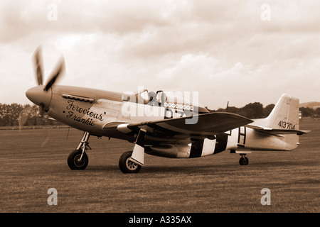 Mustang P51 "feroce Frankie', American monoposto da combattimento aereo della II Guerra Mondiale i taxi sulla pista in erba. Foto Stock