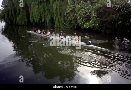 Una università womens equipaggio del team fila sul fiume Cam in Cambridge Inghilterra England Foto Stock