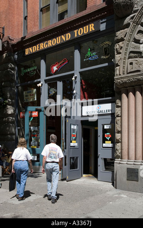 Due persone di entrare nel tour Sotterraneo office Pioneer Square Seattle STATI UNITI D'AMERICA Foto Stock