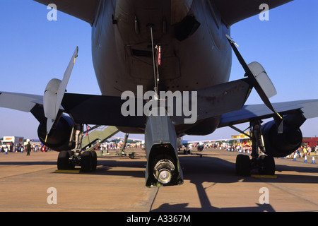 Boeing KC-10un extender tanker piano azionato dalla US Air Force. Aria-aria in volo il rifornimento boom di close-up. Foto Stock