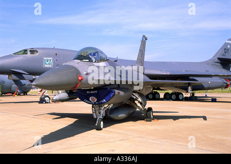 Lockheed Martin F-16CJ Fighting Falcon azionato dalla US Air Force. Boeing (Rockwell) B-1B Lancer dietro. Foto Stock