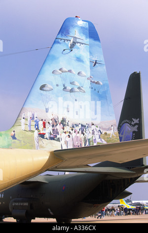 Lockheed C-130B Hercules azionato da pachistano di Air Force, con coda commemorativa illustrazione che mostra il terremoto nel 2005 Foto Stock