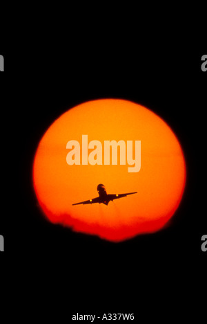 Aviogetti contro il tramonto DED Foto Stock