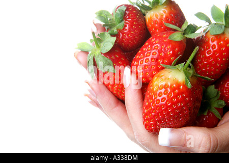 Donna che mantiene fresche e mature estate sani fragole isolata contro uno sfondo bianco con un tracciato di ritaglio Foto Stock
