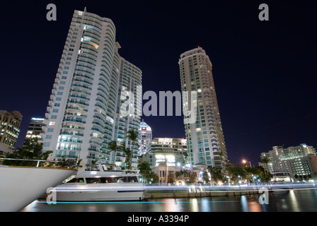 Passando sfocature in barca lungo il fiume di nuovo nel centro di Ft. Lauderdale, Florida, al tramonto. Foto Stock