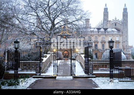 Clare College di Cambridge e di gate bridge nella neve Foto Stock