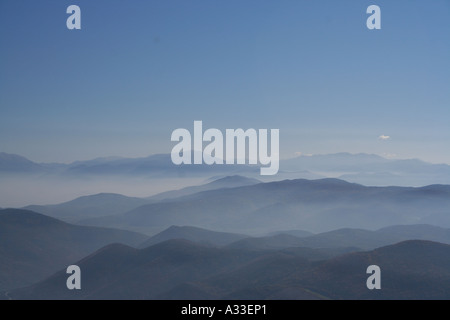 Ampia vista dalla Rocca di Calascio, il Parco Nazionale del Gran Sasso Abruzzo Italia Foto Stock