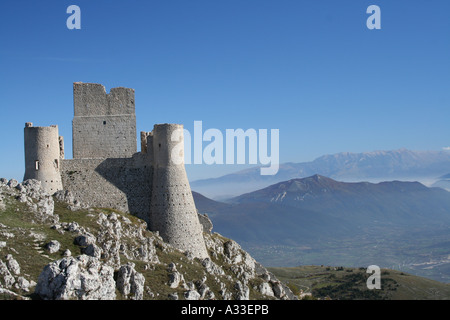Rocca di Calascio e viste a Maiella montagne Abruzzo Parco Nazionale del Gran Sasso Italia Foto Stock