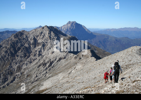 Walkers scendendo dal Monte Camicia con viste al Monte Prena e il Corno Grande nel Parco Nazionale del Gran Sasso Abruzzo Italia Foto Stock