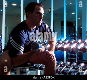 Uomo in palestra il Vale Hotel e Spa Vale of Glamorgan Galles del Sud Foto Stock