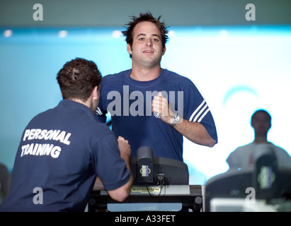 Uomo in palestra il Vale Hotel e Spa Vale of Glamorgan Galles del Sud Foto Stock