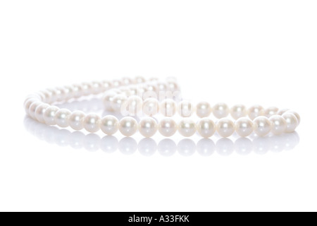 Collana di perle su sfondo bianco Foto Stock