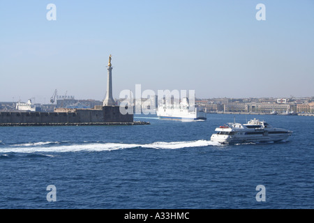 Una elevata velocità di avvicinamento in aliscafo Dal porto di Messina, Sicilia, Italia. Foto Stock