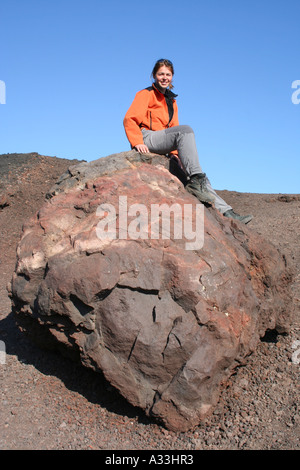 Una bomba vulcanica sulle pendici del monte Etna, Sicilia, Italia. In Europa il più alto vulcano attivo d. Foto Stock