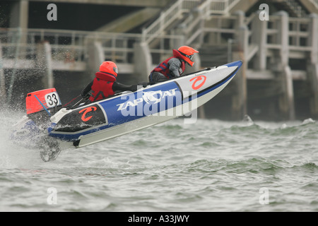 Campionato nazionale zapcat racing a Bournemouth Inghilterra un zapcat proviene airbourne come poteri attraverso le onde Foto Stock