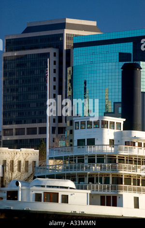 Il Delta King in battello sul fiume Sacramento con la skyline di Sacramento in background, California settentrionale. Foto Stock