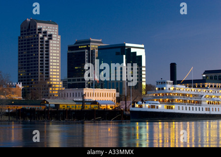 Il Delta King in battello sul fiume Sacramento con la skyline di Sacramento in background, California settentrionale. Foto Stock