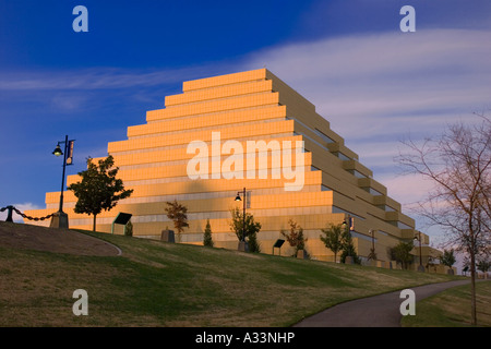 L'edificio Ziggurat in West Sacramento, attraverso il Sacramento del fiume dal centro di Sacramento. California del Nord. Foto Stock