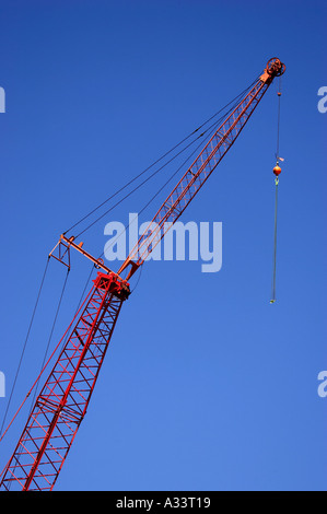 Gru da cantiere contro il cielo blu di Orlando in Florida america usa Foto Stock