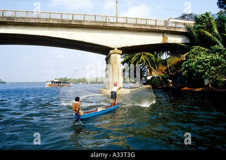 Buttare NET pesca in lago ASHTAMUDI QUILON KERALA Foto Stock