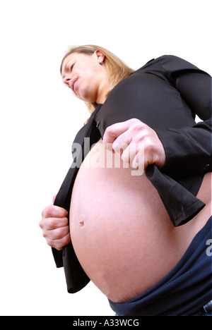 Donna incinta cercando di mettere su vestiti che non montare più sopra lo stomaco Foto Stock