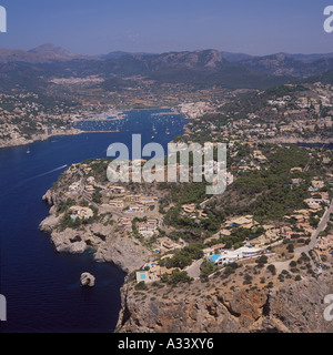 Immagine aerea cercando NE su parte di La Mola promontorio verso il porto di Puerto Andratx precedentemente Puerto Andraitx SW Mallorca Balear Foto Stock