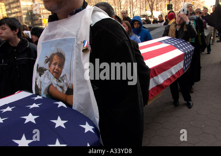 Diverse centinaia di membri della War Resisters League e i loro sostenitori marzo con bandiera drappeggiati e panno nero bare coperte dal 19 marzo 2005 dalle Nazioni Unite per il reclutamento militare dalla stazione di Times Square Il marzo culminò con un atto di disobbedienza civile da circa una trentina di membri del gruppo la protesta è stata il secondo anniversario degli Stati Uniti in Iraq Richard B Levine Foto Stock