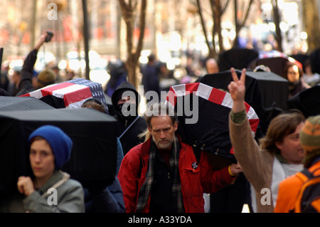 Diverse centinaia di membri della War Resisters League e i loro sostenitori marzo con bandiera drappeggiati e panno nero bare coperte dal 19 marzo 2005 dalle Nazioni Unite per il reclutamento militare dalla stazione di Times Square Il marzo culminò con un atto di disobbedienza civile da circa una trentina di membri del gruppo la protesta è stata il secondo anniversario degli Stati Uniti in Iraq Richard B Levine Foto Stock