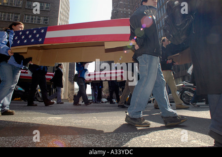 Diverse centinaia di membri della War Resisters League e i loro sostenitori marzo con bandiera drappeggiati e panno nero bare coperte dal 19 marzo 2005 dalle Nazioni Unite per il reclutamento militare dalla stazione di Times Square Il marzo culminò con un atto di disobbedienza civile da circa una trentina di membri del gruppo la protesta è stata il secondo anniversario degli Stati Uniti in Iraq Richard B Levine Foto Stock