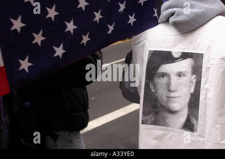 Diverse centinaia di membri della War Resisters League e i loro sostenitori marzo con bandiera drappeggiati e panno nero bare coperte dal 19 marzo 2005 dalle Nazioni Unite per il reclutamento militare dalla stazione di Times Square Il marzo culminò con un atto di disobbedienza civile da circa una trentina di membri del gruppo la protesta è stata il secondo anniversario degli Stati Uniti in Iraq Richard B Levine Foto Stock