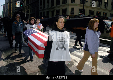 Diverse centinaia di membri della War Resisters League e i loro sostenitori marzo con bandiera drappeggiati e panno nero bare coperte dal 19 marzo 2005 dalle Nazioni Unite per il reclutamento militare dalla stazione di Times Square Il marzo culminò con un atto di disobbedienza civile da circa una trentina di membri del gruppo la protesta è stata il secondo anniversario degli Stati Uniti in Iraq Richard B Levine Foto Stock