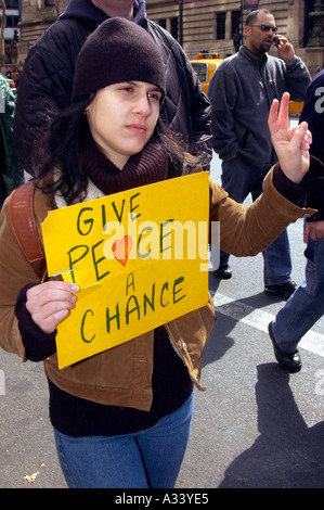 Diverse centinaia di membri della War Resisters League e i loro sostenitori marzo con bandiera drappeggiati e panno nero bare coperte dal 19 marzo 2005 dalle Nazioni Unite per il reclutamento militare dalla stazione di Times Square Il marzo culminò con un atto di disobbedienza civile da circa una trentina di membri del gruppo la protesta è stata il secondo anniversario degli Stati Uniti in Iraq Richard B Levine Foto Stock