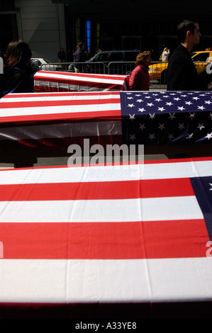 Diverse centinaia di membri della War Resisters League e i loro sostenitori marzo con bandiera drappeggiati e panno nero bare coperte dal 19 marzo 2005 dalle Nazioni Unite per il reclutamento militare dalla stazione di Times Square Il marzo culminò con un atto di disobbedienza civile da circa una trentina di membri del gruppo la protesta è stata il secondo anniversario degli Stati Uniti in Iraq Richard B Levine Foto Stock