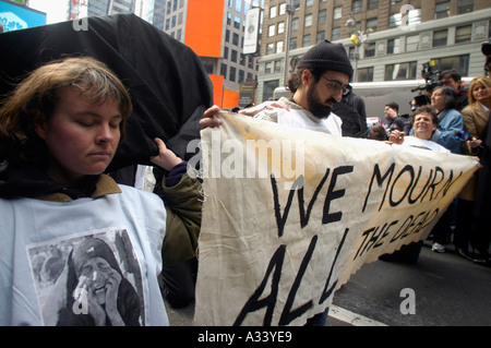 Diverse centinaia di membri della War Resisters League e i loro sostenitori marzo con bandiera drappeggiati e panno nero bare coperte dal 19 marzo 2005 dalle Nazioni Unite per il reclutamento militare dalla stazione di Times Square Il marzo culminò con un atto di disobbedienza civile da circa una trentina di membri del gruppo la protesta è stata il secondo anniversario degli Stati Uniti in Iraq Richard B Levine Foto Stock