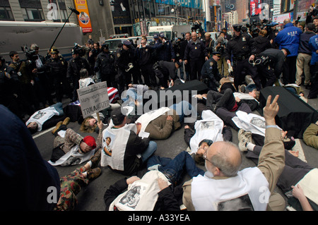 Diverse centinaia di membri della War Resisters League e i loro sostenitori marzo con bandiera drappeggiati e panno nero bare coperte dal 19 marzo 2005 dalle Nazioni Unite per il reclutamento militare dalla stazione di Times Square Il marzo culminò con un atto di disobbedienza civile da circa una trentina di membri del gruppo la protesta è stata il secondo anniversario degli Stati Uniti in Iraq Foto Stock