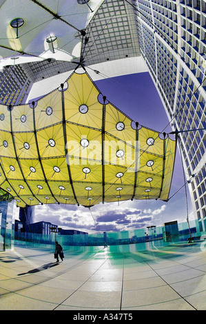 Sotto il Grande Arche de La Defense Parigi Francia mostra imprenditore lasciando il concourse Foto Stock