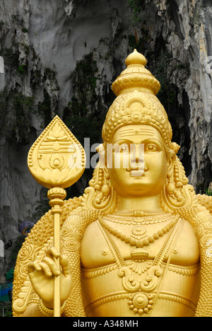 Signore Murugan statua all'ingresso Grotte Batu vicino a Kuala Lumpur in Malesia Foto Stock