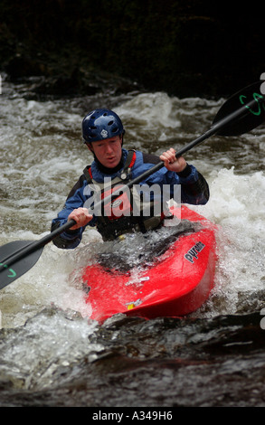 L'uomo canoa kayak sul fiume whitewater Foto Stock