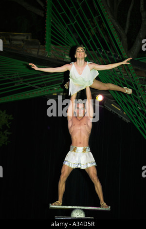 Acrobati di eseguire presso La Tropicana nightclub, Havana, Cuba Foto Stock