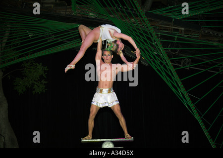 Acrobati di eseguire presso La Tropicana nightclub, Havana, Cuba Foto Stock