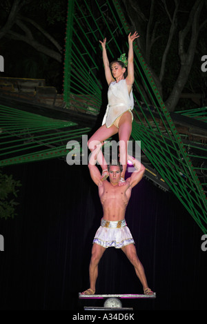 Acrobati di eseguire presso La Tropicana nightclub, Havana, Cuba Foto Stock