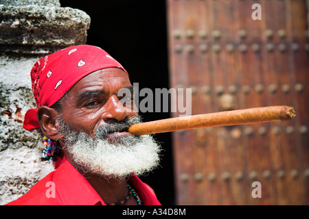 Uomo vecchio con un lungo sigaro in bocca, Plaza de la Catedral, Havana, La Habana Vieja, Cuba Foto Stock